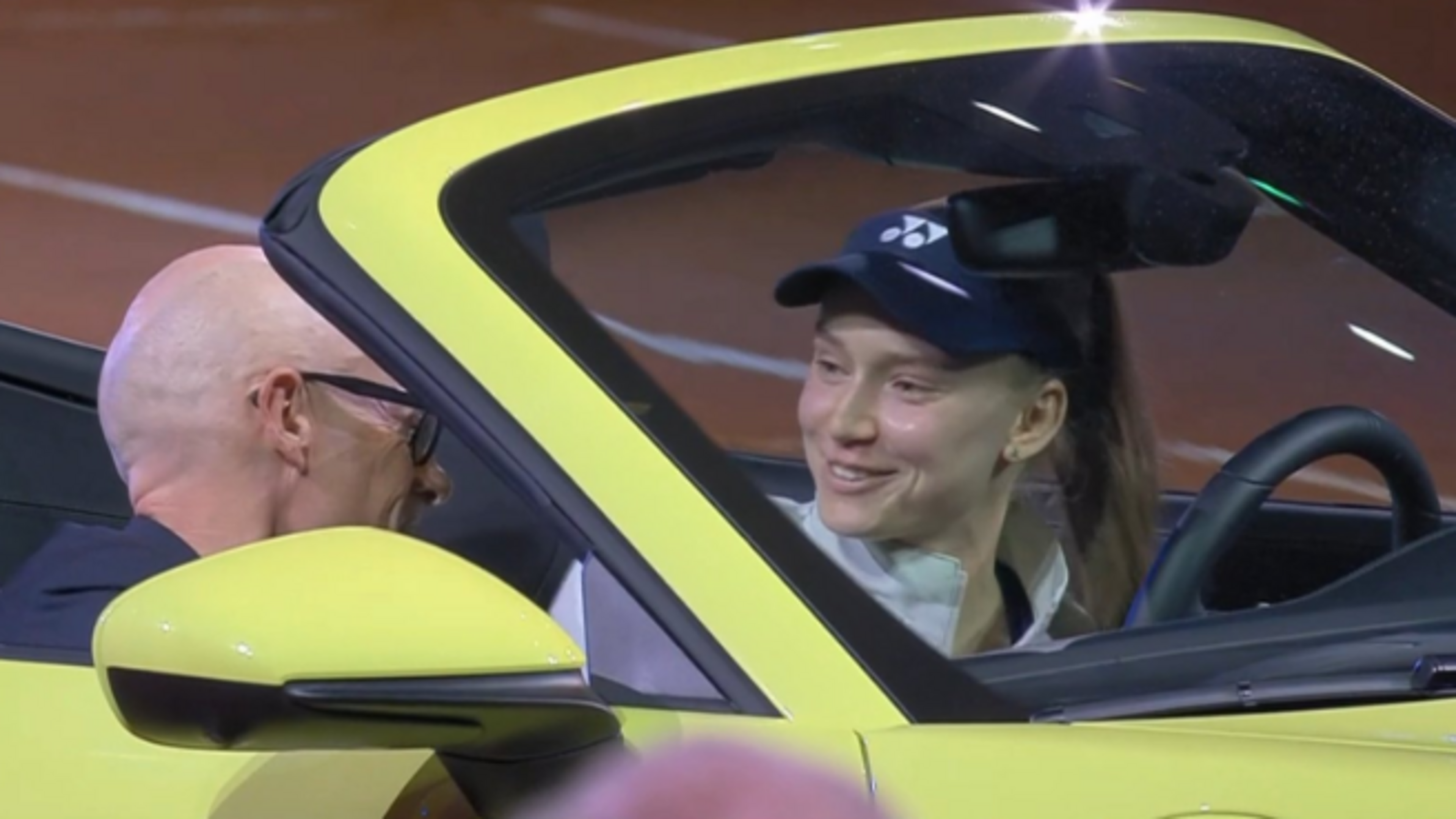 Elena Rybakina wint in Stuttgart voor de tweede keer een Porsche, en mag nu wél het gaspedaal indrukken...